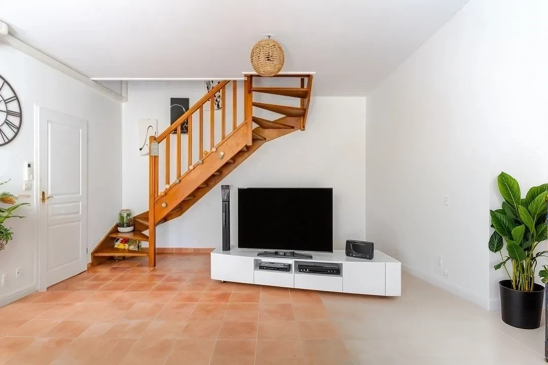 DUPLEX- T3 – JARDIN-TERRASSE – M5 LES DOCKS -JOLIETTE DUPLEX- T3 - JARDIN-TERRASSE - M5 LES DOCKS -JOLIETTE