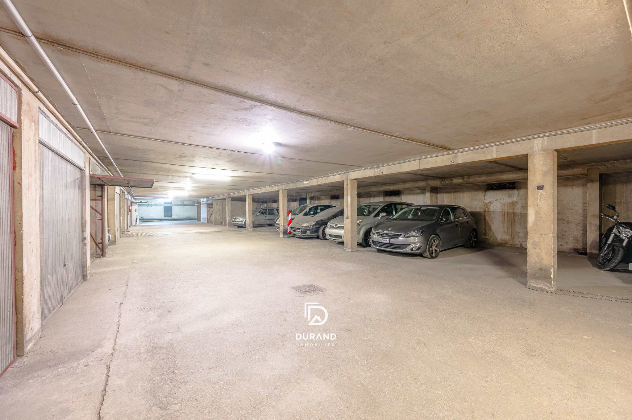 APPARTEMENT AVEC STATIONEMENT -13013