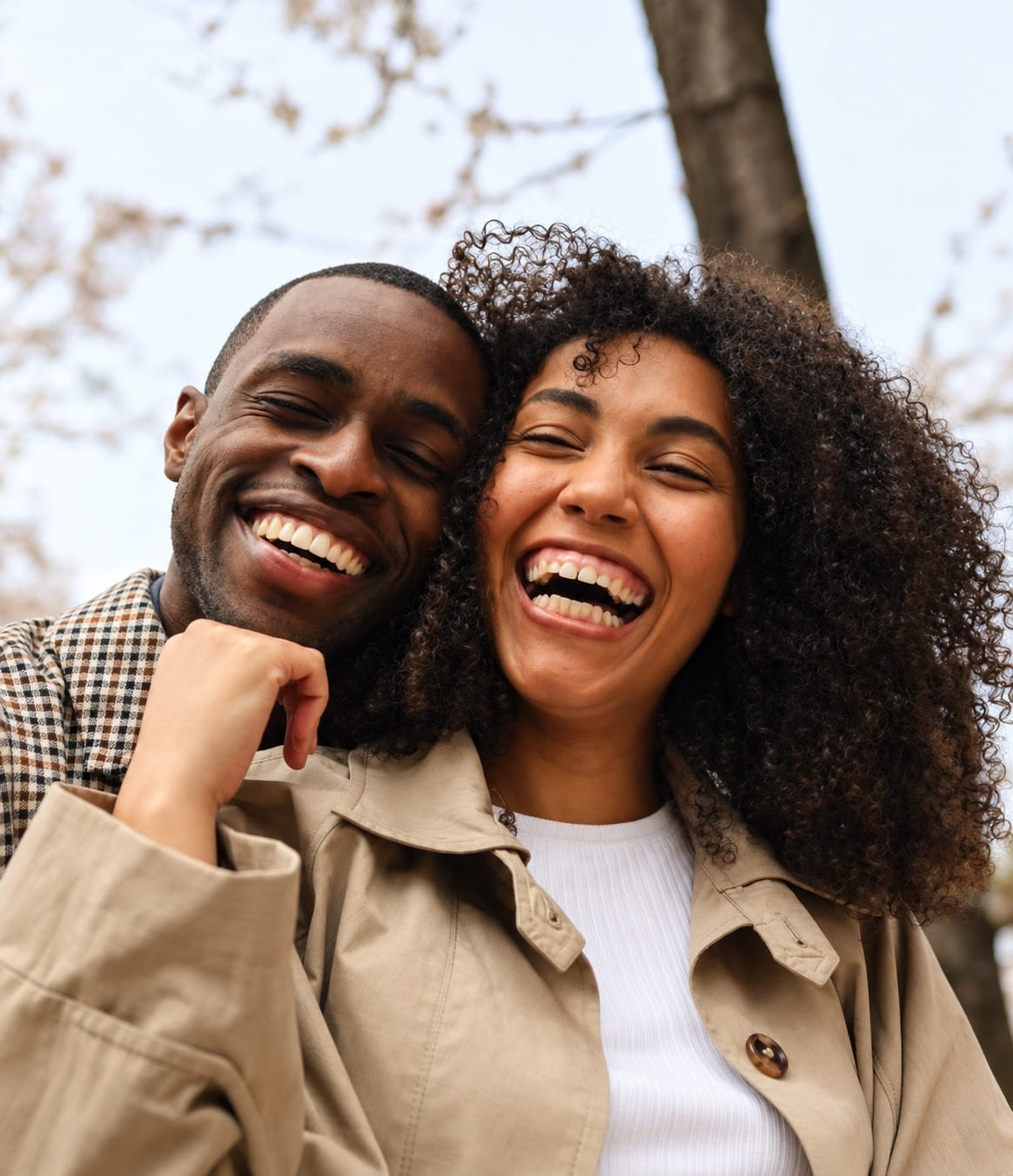 Un couple souriant heureux de son projet d'achat immobilier
