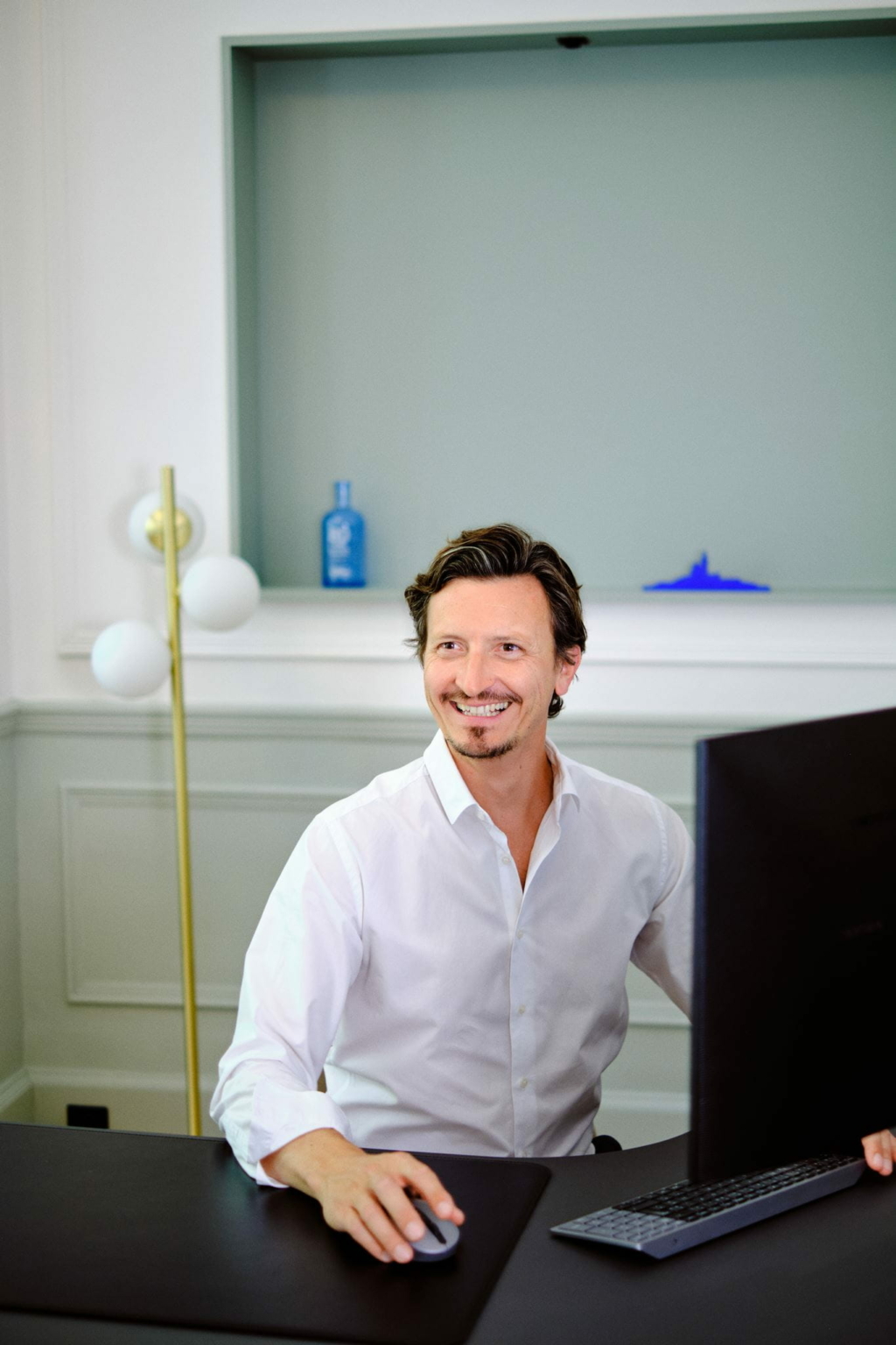 Patrick Durand, dirigeant de Durand Immobilier, à son bureau