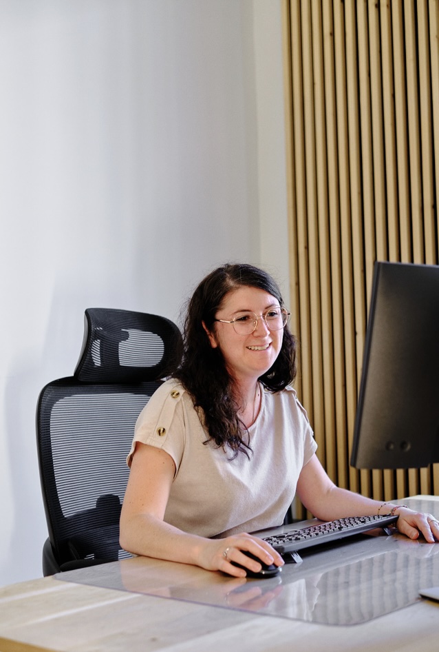 Collaboratrice de Durand Immobilier à son poste de travail